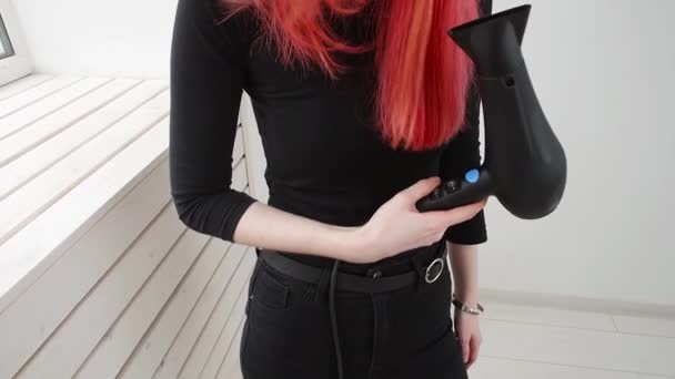 Αίσθηση αισθητικής και φροντίδας μαλλιών. Νεαρή γυναίκα με κόκκινα μαλλιά στεγνώνει τα μαλλιά — Αρχείο Βίντεο
