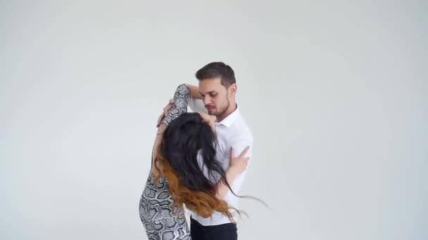 Begreppet kärlek, relationer och social dans. Social dans, salsa, Zouk, Tango, Kizomba Concept-vackra par Dancing Bachata — Stockvideo