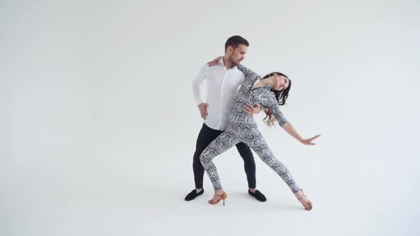 Concept van liefde, relaties en sociaal dansen. Sociale dans, salsa, Zouk, Tango, Kizomba concept-mooie paar dansen Bachata — Stockvideo