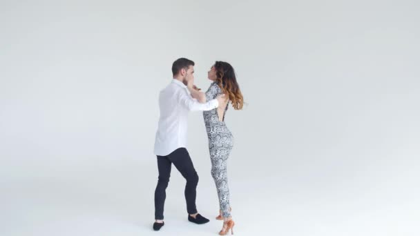 Aşk kavramı, ilişkiler ve sosyal dans. Sosyal dans, salsa, zouk, tango, kizomba kavramı - güzel çift dans bachata — Stok video