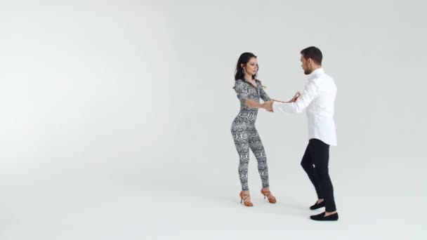 Begreppet kärlek, relationer och social dans. Social dans, salsa, Zouk, Tango, Kizomba Concept-vackra par Dancing Bachata — Stockvideo