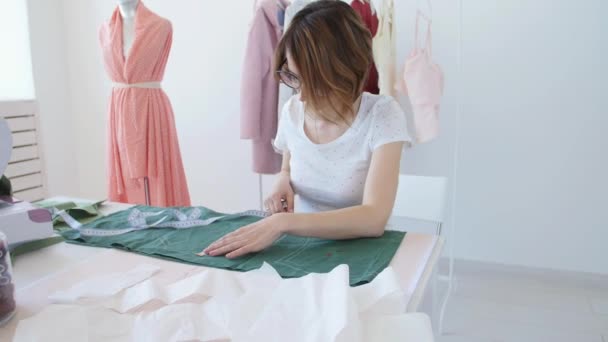 Vestidor, alfaiate e conceito de moda - Designer de roupas feminino no local de trabalho em estúdio — Vídeo de Stock