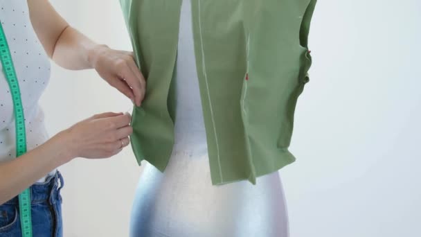 Dressmaker, Tailor és a divat fogalma-munkahelyi női ruházat tervező a stúdióban — Stock videók