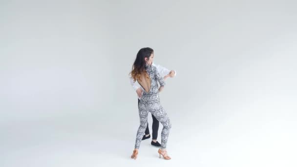 Concept d'amour, de relations et de danse sociale. Beauté jeune couple dansant danse sociale sur fond blanc — Video