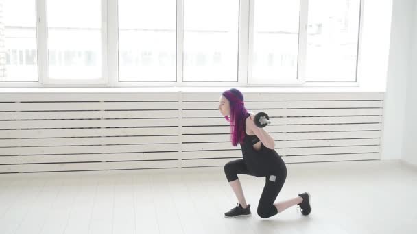 Konzept von Sport und Fitness. junge Frau Langhantel in der Turnhalle oder zu Hause — Stockvideo