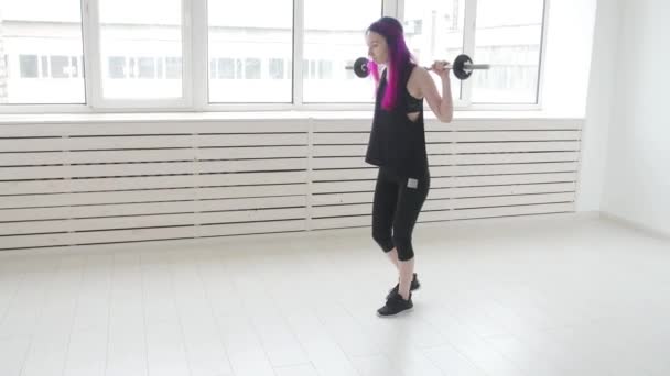 Concept de sport et de fitness. Jeune femme haltère dans le gymnase ou à la maison — Video