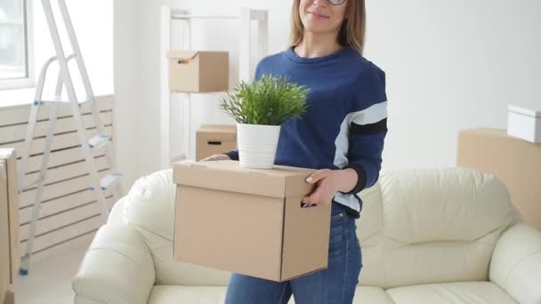 Conceito de imobiliário e vida solitária. Jovem feliz se mudando para uma nova casa — Vídeo de Stock