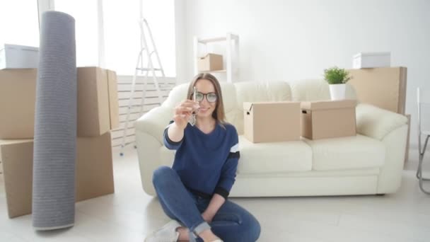 Begreppet fastighets-och ensam liv. Lycklig ung kvinna flyttar till nya hem — Stockvideo