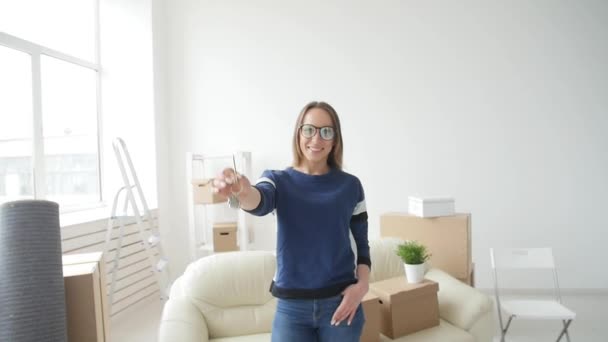 Begreppet fastighets-och ensam liv. Lycklig ung kvinna flyttar till nya hem — Stockvideo