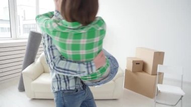 Satın alma ve gayrimenkul kiralama kavramı. Şanslı çift yeni evde kucaklayan