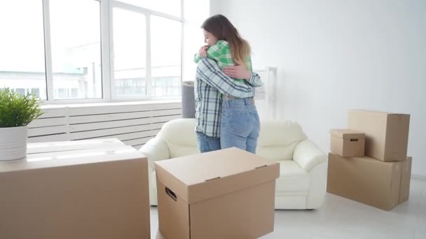 Konceptet att köpa och hyra fastighet. Lyckligt par omfamnar i New House — Stockvideo