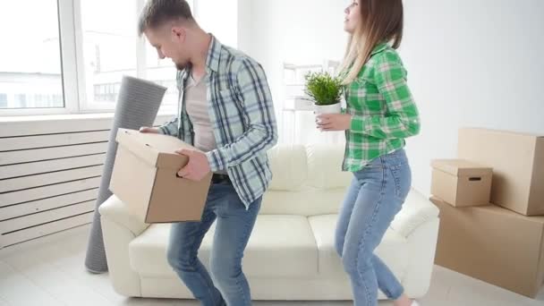 Concept d'achat et de location immobilier. Jeune couple familial a acheté ou loué leur premier petit appartement — Video