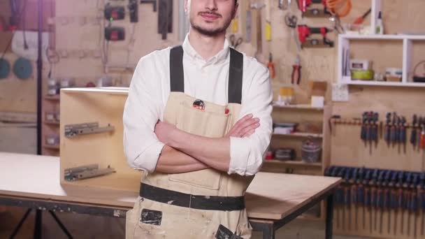 Az üzleti és gyártási koncepció. Fiatal mosolygó ember a gyártócsarnokban — Stock videók