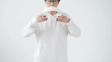 Müzik konseptine olan sevgi. Olgun Kadın Beyaz arka planda Kulaklıkmüzik Müzik Yayınları