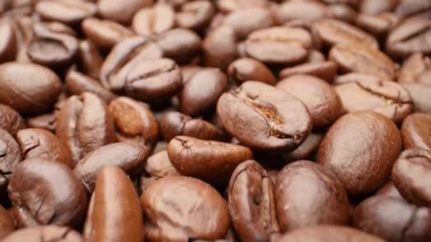 Крупный план, плавное перемещение жареных кофейных зерен — стоковое видео