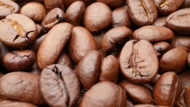 Közeli, sima mozgó pörkölt kávébab — Stock videók