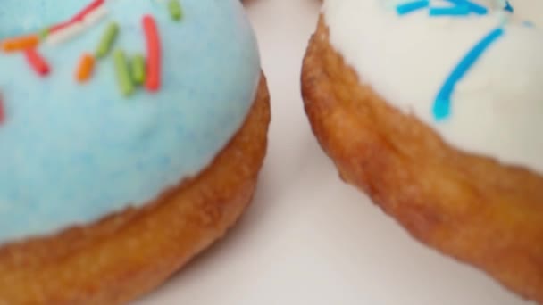 Deliciosas rosquillas acristaladas multicolores en un movimiento suave . — Vídeos de Stock