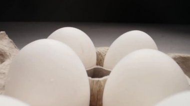 Beyaz masa üzerinde paket çiğ taze yumurta, slayt ateş