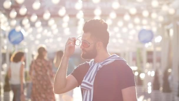 Joven elegante sonriente árabe o latino joven en una calle de la ciudad — Vídeos de Stock