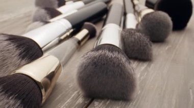 Kozmetik ve güzellik konsepti. Ahşap masada makyaj fırçaları