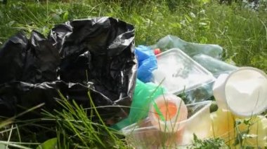 Gezegenin kirliliği kavramı. Yeşil çim üzerinde plastik çöp