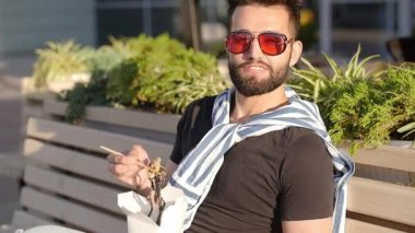 Genç sakallı Arapça veya Latin Genç adam yemek yemek, Çin noodle