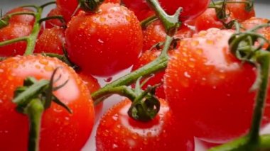 Gri bir tablo geniş makro atış küçük kırmızı kiraz domates