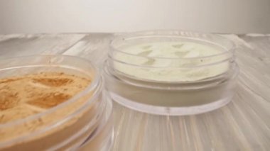 Kozmetik ve güzellik konsepti. Ahşap bir masa üzerinde toz ile makyaj için fırça