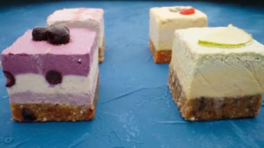 Mavi masada çiğ vegan tatlılar