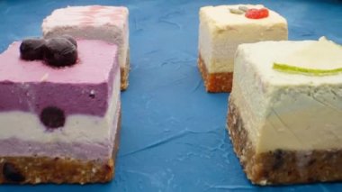 Mavi masada çiğ vegan tatlılar