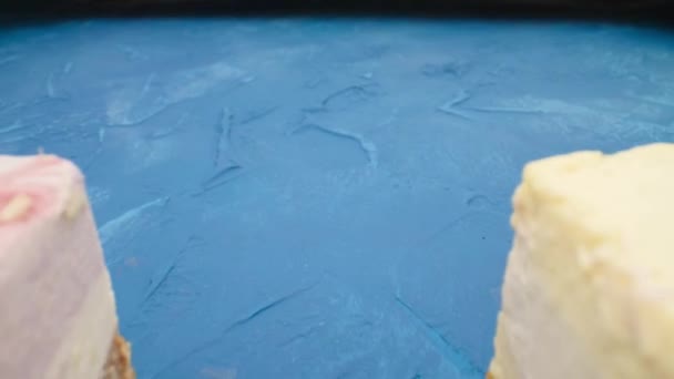 Ακατέργαστα επιδόρπια Βίγκαν σε μπλε τραπέζι — Αρχείο Βίντεο