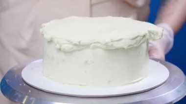 Küçük işletme ve hobi konsepti. Pasta şefi, bir pasta yapar