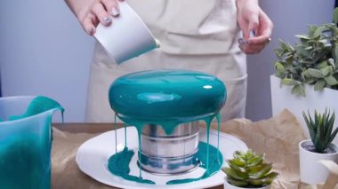 Küçük işletme ve hobi konsepti. Aynalı sır ile kadın dekorasyon kek