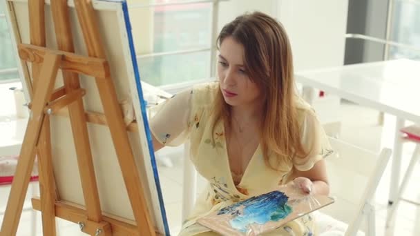Kunst, Kreativität, Hobby, Beruf und kreatives Beschäftigungskonzept. junges süßes Mädchen zeichnet in Kunstwerkstatt — Stockvideo