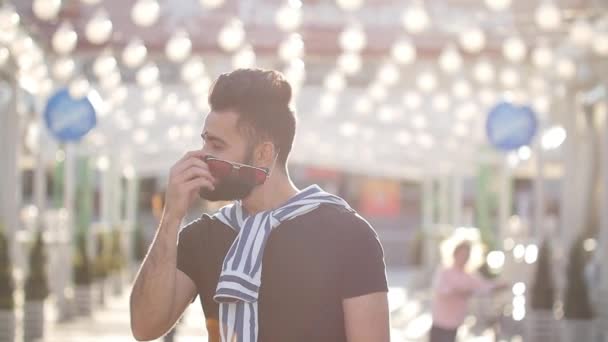 Glücklicher junger lächelnder stylischer Kerl mit Sonnenbrille auf einer Stadtstraße — Stockvideo