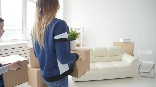 Jeune maman et son fils déménagent dans un nouvel appartement — Video