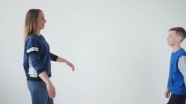 Oğlu genç ile anne. Şefkat, sevgi, çokuluslu aile, tek ebeveyn