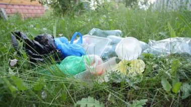 Çevre koruma kavramı. Plastik ve cam şişeler, şişe kapakları ve kağıt,