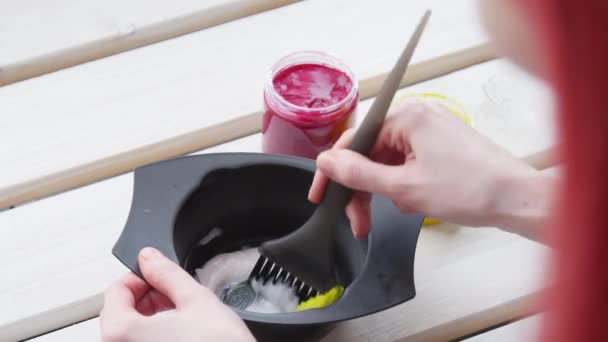 Mezcla de colores de pelo brillantes. Preparación para la coloración del cabello — Vídeo de stock