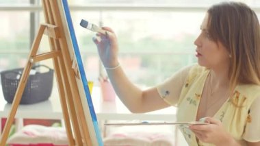 Sanat, yaratıcılık, hobi, iş ve yaratıcı meslek kavramı. Stüdyoda Resim Üzerine Çalışan Kadın Sanatçı