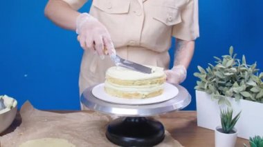 Küçük işletme ve hobi konsepti. Lezzetli bir pasta pişiren kadın