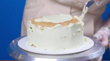 Küçük işletme ve hobi konsepti. Lezzetli bir pasta pişiren kadın