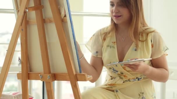 アート、創造性、趣味、仕事、クリエイティブな職業の概念。スタジオで絵画に取り組む女性アーティスト — ストック動画