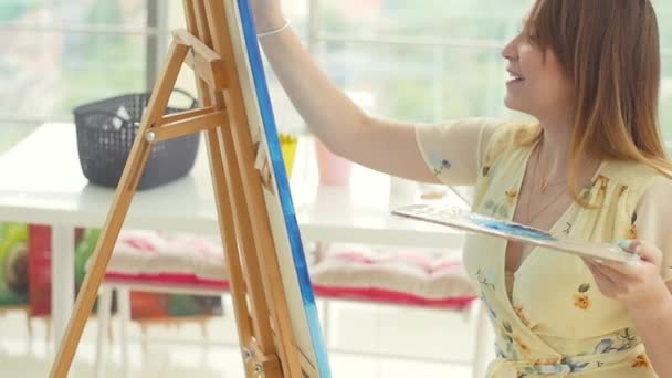 Arte, criatividade, hobby, trabalho e conceito de ocupação criativa. Artista feminina trabalhando na pintura no estúdio — Vídeo de Stock