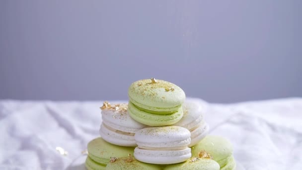 Macarons franceses verdes e brancos em um fundo cinza — Vídeo de Stock