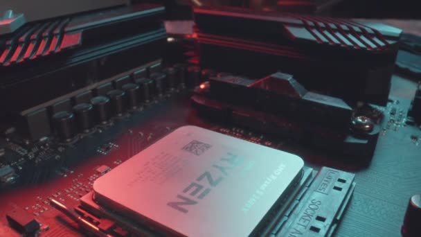 Уфа, Россия - 7 августа 2019 года: Долли крупным планом сняла процессор AMD Ryzen 5 3600 на материнской плате — стоковое видео
