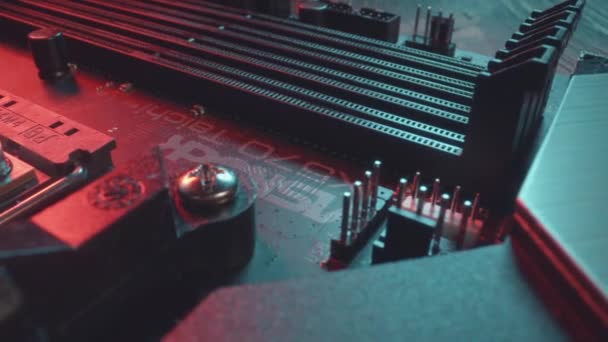 Ufa, russland - 7. august 2019: dolly close-up shot von amd ryzen 5 3600 cpu auf motherboard — Stockvideo