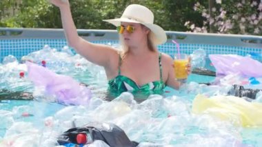 Gezegenin kirlilik kavramı. Plastik torbalar ve şişeler su üzerinde yüzer