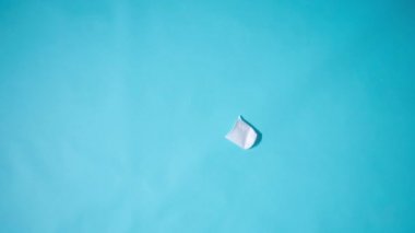 Geri Dönüşüm plastik ve ekoloji kavramı. Stop motion animasyon, plastik şişeüst görünümü