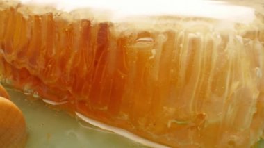 Doğal Eko Gıda Kavramı. Ahşap çubuklu taze petekler, closeup